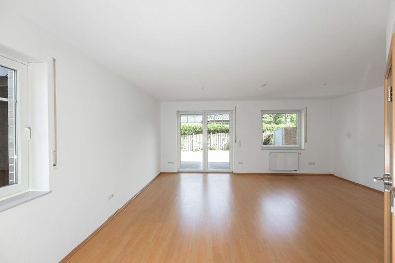 Young semi-detached house with carport in Friedrichsfehn – Wohnzimmer