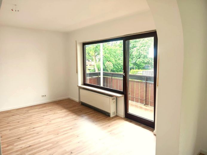 3 Zimmer Wohnung, 1.OG mit Gartennutzung – Wohnzimmer mit Balkon