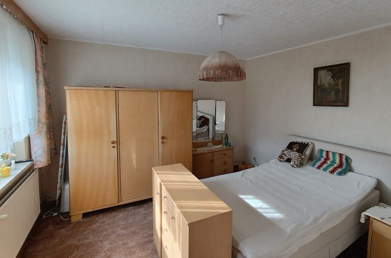 Einfamilienhaus mit Garage, 2000m² Grundstück, Stall, Werkstatt – Schlafzimmer 2
