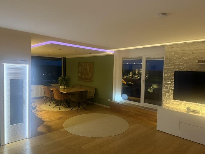 Penthouse mit großer Dachterrasse, Panoramablick & privater Sauna – Penthouse bei Nacht