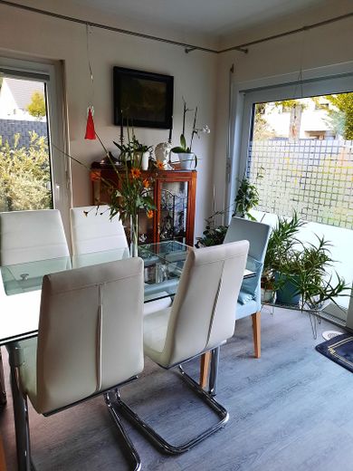 Attraktives freistehendes Einfamilienhaus mit großem Garten und PV-Anlage in Hanau/ Großauheim – Wohnzimmer EG
