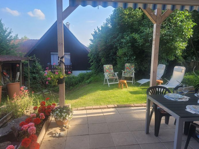 Maison jumelée avec une belle vue dans un quartier calme à Calw-Altburg – Terrasse und Garten