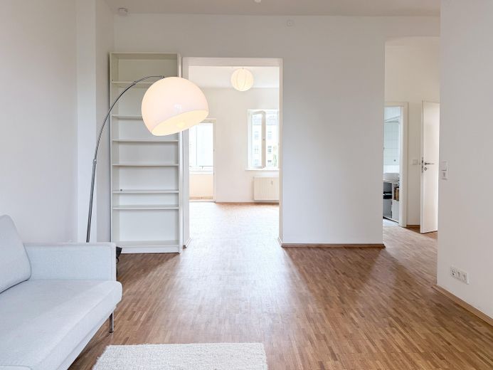 Jasne, loftowe mieszkanie 3-pokojowe, Prenzlauer Berg przy Volkspark Friedrichshain – Wohnzimmer Blick in die Küche
