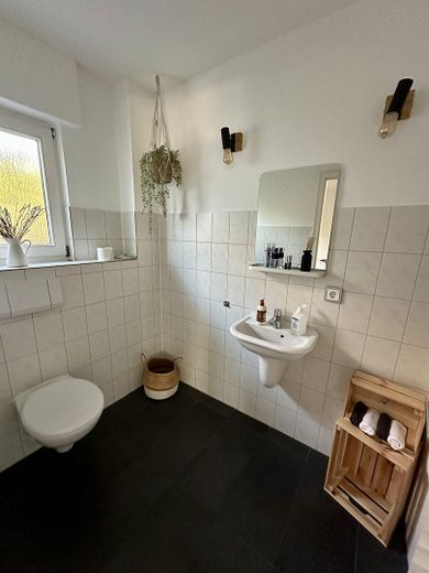 ZONDER COURTAGE: Moderne eengezinswoning met terras op het zuiden, carport en centrale, rustige ligging – Gäste WC Erdgeschoss