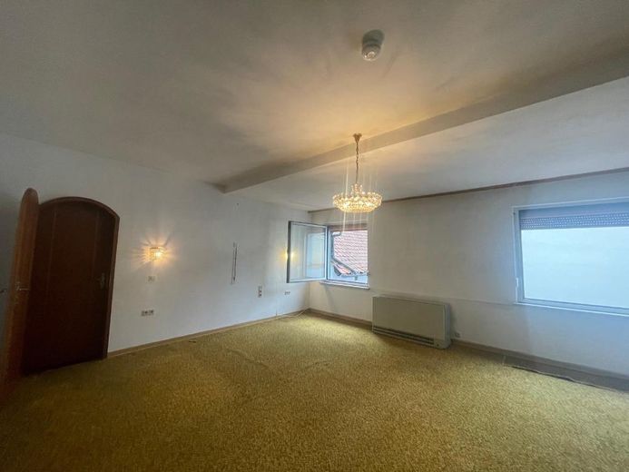 Zweifamilienhaus mit Gewerbe und viel Potenzial in Kleinwallstadt – ehemals Schlafzimmer 1. OG