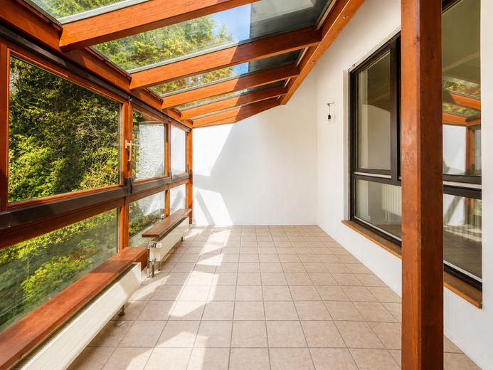 Quietly located semi-detached house with fireplace, conservatory &amp; garden idyll – Wintergarten