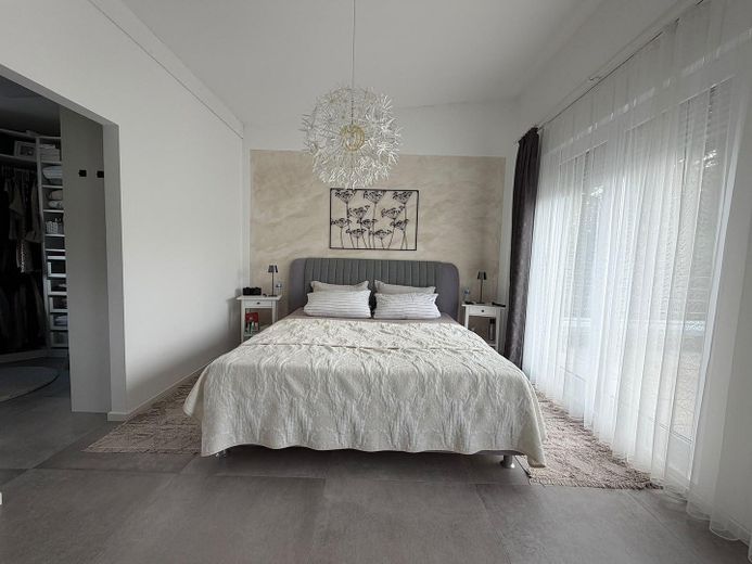 Doppelhaushälfte de haute qualité en bordure de champ avec terrasse sud et jardin à Nieder-Olm – Schlafzimmer