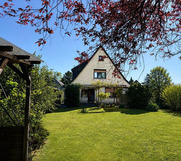 Casa unifamiliare con grande terreno, molta privacy e molteplici possibilità – Gartenansicht
