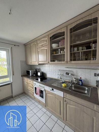 Familienfreundliche 3,5-Zimmer-Wohnung mit West-Loggia, EBK &amp; Tiefgaragenstellplatz – Küche