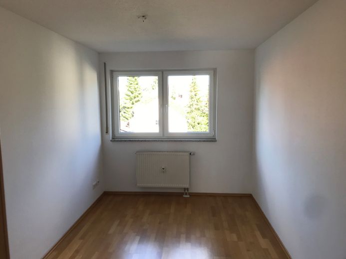 Hell und sehr gut geschnitten! Wohnung mit viel Platz und einem großen überdachten Balkon. – Arbeitszimmer