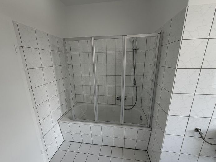 Zentrumsnahe, ruhige 2,5-Zimmer-Wohnung mit Balkon in Brühlervorstadt – Bad 2