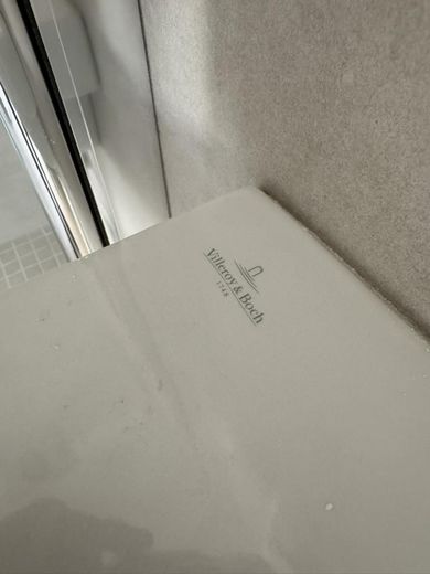 Erstbezug nach Kernsanierung 1-Zimmer Apartment mit EBK – Marken Porzellan
