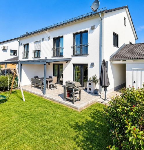 Moderne Doppelhaushälfte in Postau – 137 m² mit Garten, Terrasse & Garage – Foto 1