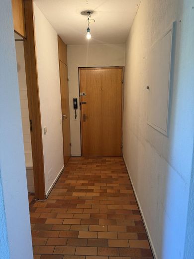 Na sprzedaż mieszkanie własnościowe 3,5-pokojowe – Weinstadt-Beutelsbach – od osoby prywatnej, bez prowizji dla pośrednika – Flur 