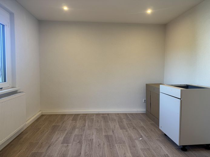 3-Zimmer-Wohnung mit neuer Einbauküche, Südbalkon & Stellplatz – Kinder-/Arbeitszimmer
