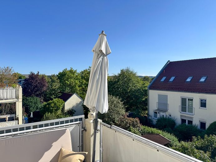 Disponibile subito e senza commissioni: curato appartamento di 3 locali con balcone esposto a sud-ovest e posto auto interrato – Balkon