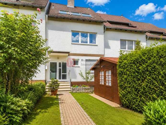 Top!! Charmantes 6-Zimmer-Reihenhaus mit Garten in Top Lage – Hausansicht