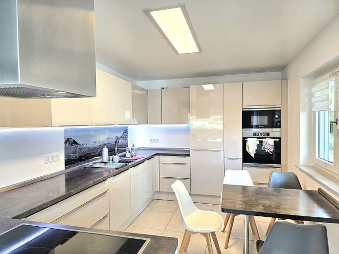 Moderne 3,5 Zimmer EG Wohnung 155 m² Wohnfläche + 190 m² Nutzfläche mit Balkonen & Terrasse & Garten – Moderne Einbauküche 