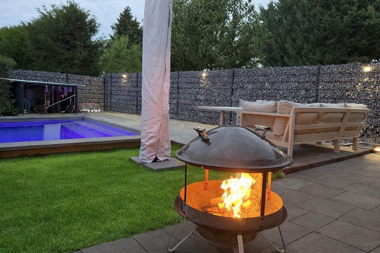 Your new home: Detached house with pool, heat pump, photovoltaic system and fireplace – Pool_Holzdeck_Rasen mit KI