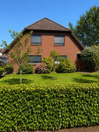 Großzügiges Einfamilienhaus- modernisiert & vielseitig nutzbar – Hausansicht 