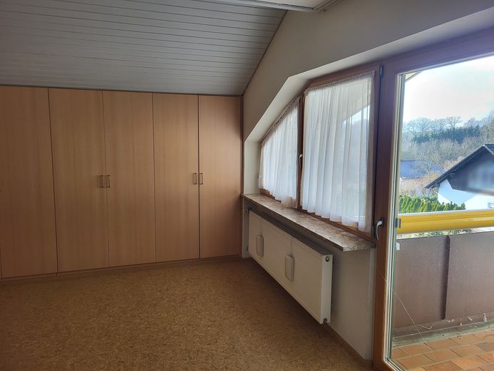 Freistehendes Einfamilienhaus in ruhiger Südhanglage mit weitem Blick über das Vilstal – Eltern