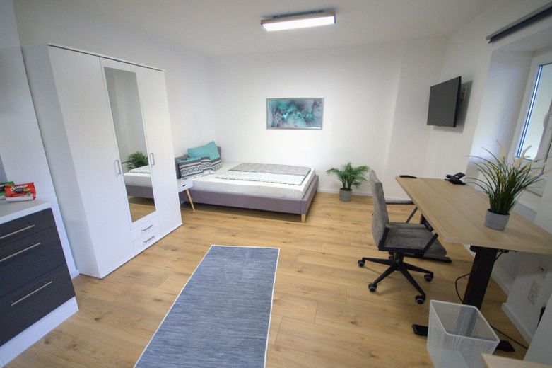 Appartement moderne d’une pièce, meublé et entièrement équipé, location temporaire – Schlaf- & Arbeitsbereich