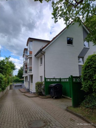 Charmante 3-Zi.- Maisonettewhg, TG-Stellplatz ,Garten, Balkon in grüner Lage von Hamburg Meiendorg – Einfahrt - Zugang TG / Whng.