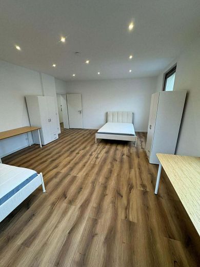 Bett in möbliertem WG-Zimmer in renovierter 4er-WG mit Balkon in Lichtenhof! – Zimmer