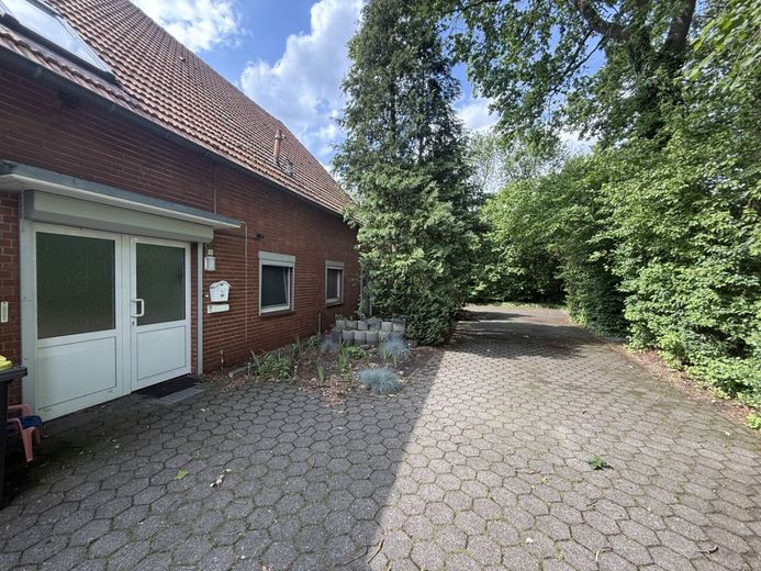 Großzügiger Resthof mit zwei Wohneinheiten, umfangreichen Nutzflächen und vielfältigem Entwicklungspotenzial – Hauseingang Ostseite EG