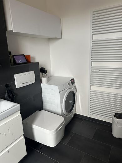 Direct beschikbaar in City-West: appartement met uitzicht op de skyline + ondergrondse parkeergarage – Badezimmer