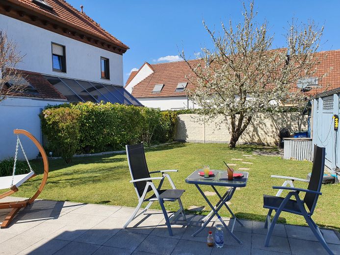 À vendre : maison jumelée de 5,5 pièces, sans commission et prête à emménager – Titelbild