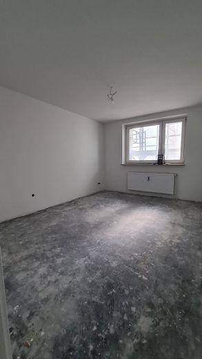 Erstbezug nach Sanierung - 4-Zi Wohnung mit Balkon – Zimmer 1 - in Renovierung