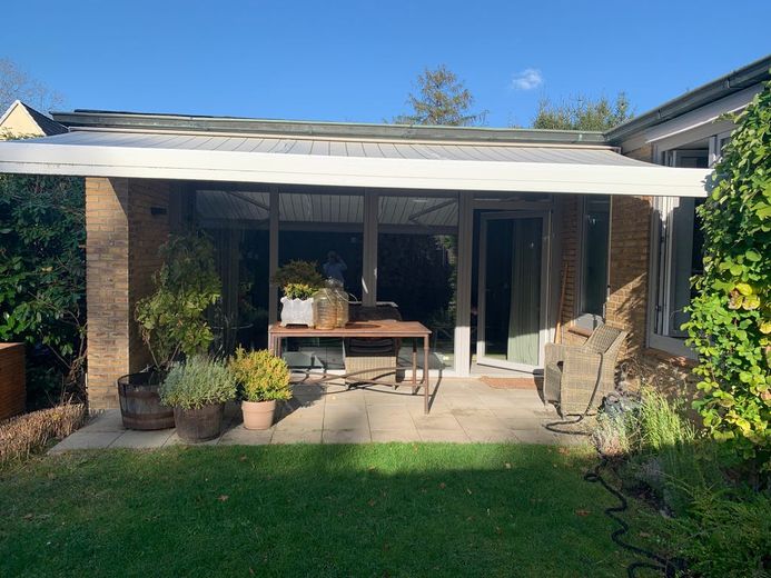 Modernisierter Winkel-Reihenbungalow mit uneinsehbaren Grundstück – Terrasse