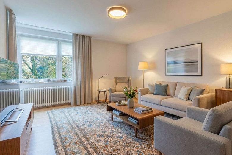 Vermietete 3-Zimmer-Wohnung mit Südwest-Balkon in Frankfurt-Ginnheim – Wohnzimmer - digital nachbearbeitet aus Privatsphäregründen