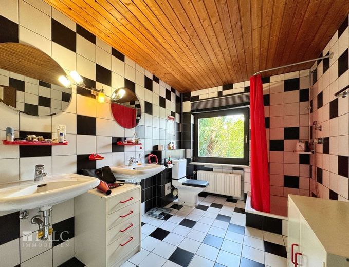 Freistehendes 1-2-Familienhaus in bevorzugter Wohnlage von Overath-Zentrum – Badezimmer OG