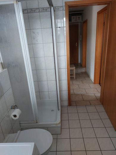 Ferienwohnung Prerow/Darß, 60m², 3 Zimmer, parterre, Südterrasse, PKW-Stellplatz – Bad mit Dusche