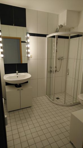 Barrierefreie 2.5-Zimmer-Wohnung mit TG-Platz und kleinem Balkon – Bad