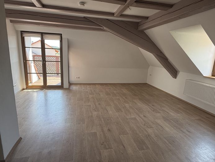Herrschaftlich wohnen in nachhaltig sanierter DG-Wohnung mit Nebenkosten Fix-Pauschale! – Wohnzimmer