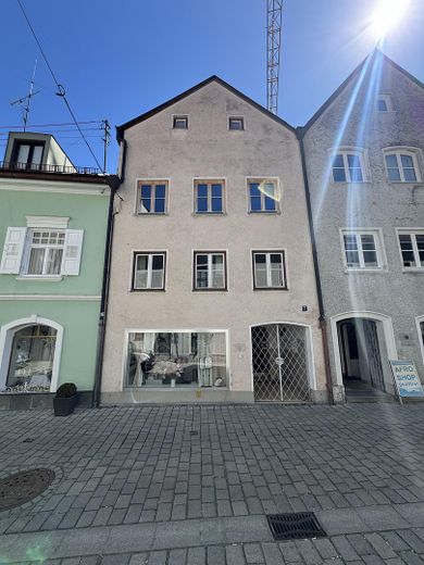 Einzigartiges Altstadt-Juwel in Weilheim mit eigenem Stadtgarten – kernsanierte 6-Zimmer-Maisonette – Haus Front