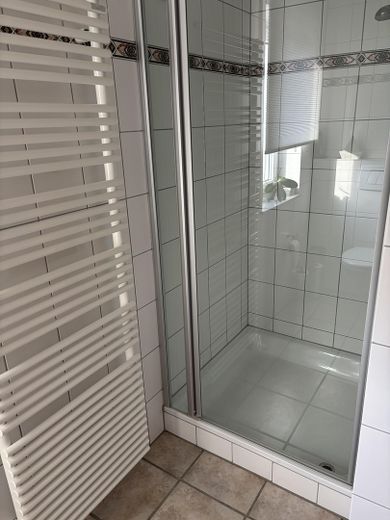 kleines Bad mit Dusche