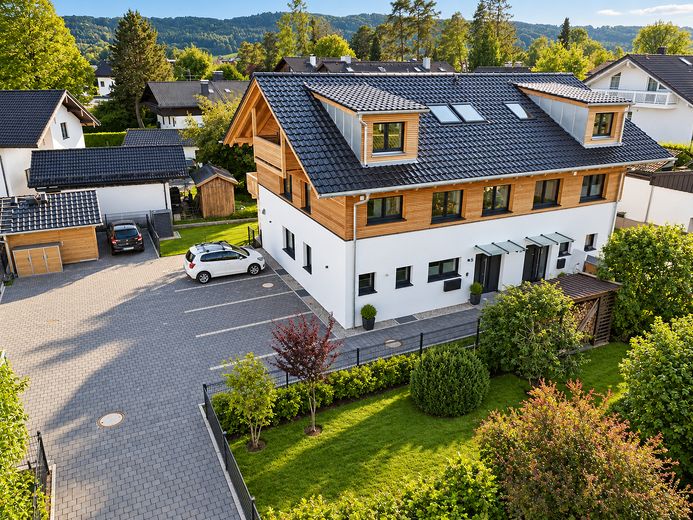 Doppelhaushälfte in Holzmassivbauweise – KfW 40 Plus, ca. 150 m², S/W-Garten & beheiztes KG – Außenansicht DHH (rechts)