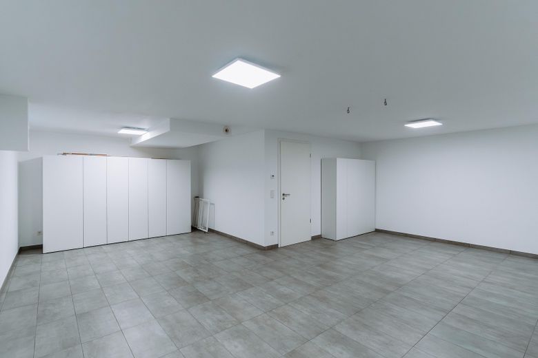 Hochwertige DHH mit Südgarten, PV, Wohnraumlüftung, 2 Wallboxen & ausgebautem Dachgeschoss – Mehrzweckraum KG Türblick