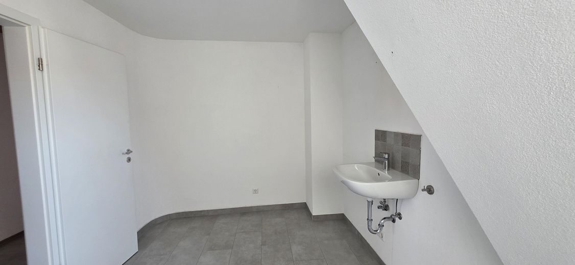 Ampio appartamento mansardato di 4 locali a Pforzheim-Brötzingen, circa 110 m², edificio residenziale plurifamiliare ristrutturato – Badezimmer mit Dusche