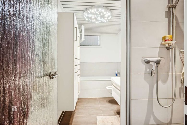 Provisionsfrei: Großzügiges Architektenhaus mit stilvollem Komfort und intelligenter Ausstattung – Badezimmer UG