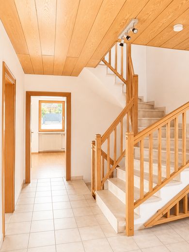 Bahçeli ve çift garajlı müstakil 6 odalı ev – komisyonsuz – Diele mit Holztreppe