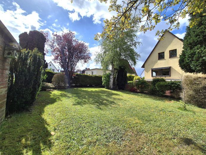 Affascinante casa unifamiliare con grande potenziale in buona posizione – libera e senza provvigione – Haus/Garten