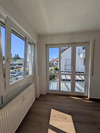 Lichtdurchflutete 3-Zimmer-Wohnung mit Süd-Wintergarten und Waldblick am Ebersberger Forst. – Wohnzimmer - Blick nach Westen