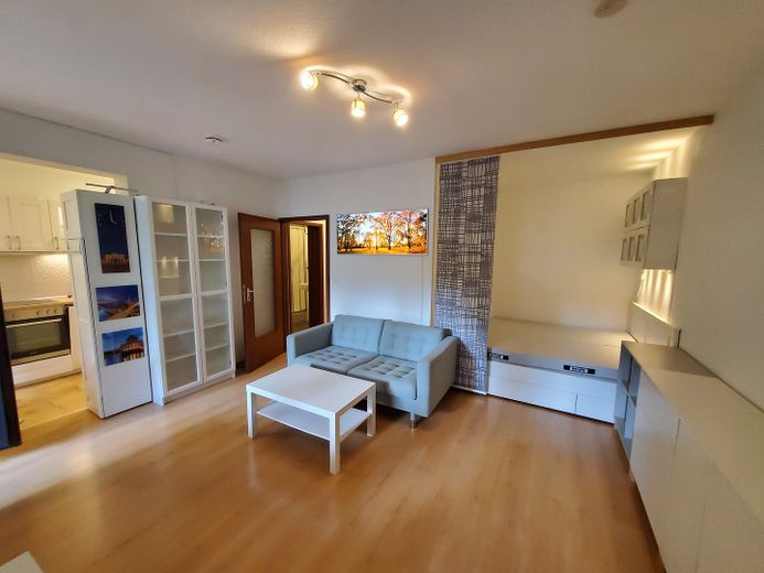 Apartamento amueblado con terraza soleada cerca del Havel, sin comisión – Wohnzimmer
