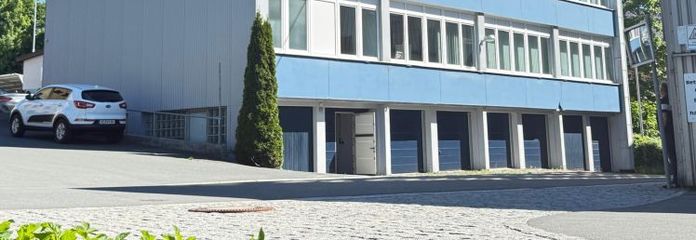 Hochwertige, repräsentative Gewerbeimmobilie mit vielseitigen Nutzungsmöglichkeiten im Ortskern - Stellplätze & großzügige Außenflächen