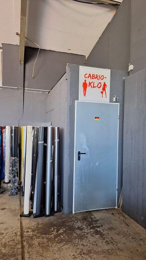 Capannone di stoccaggio/produzione a Landau-Nord nuovamente disponibile in affitto da gennaio 2027 – WC Außenansicht